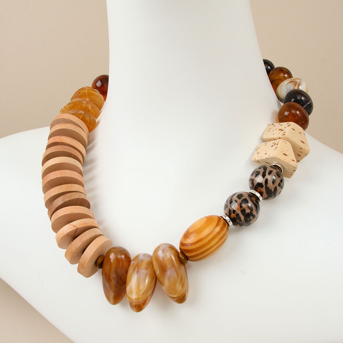 French Retro Resin Beaded Necklace with Geometric Pendant