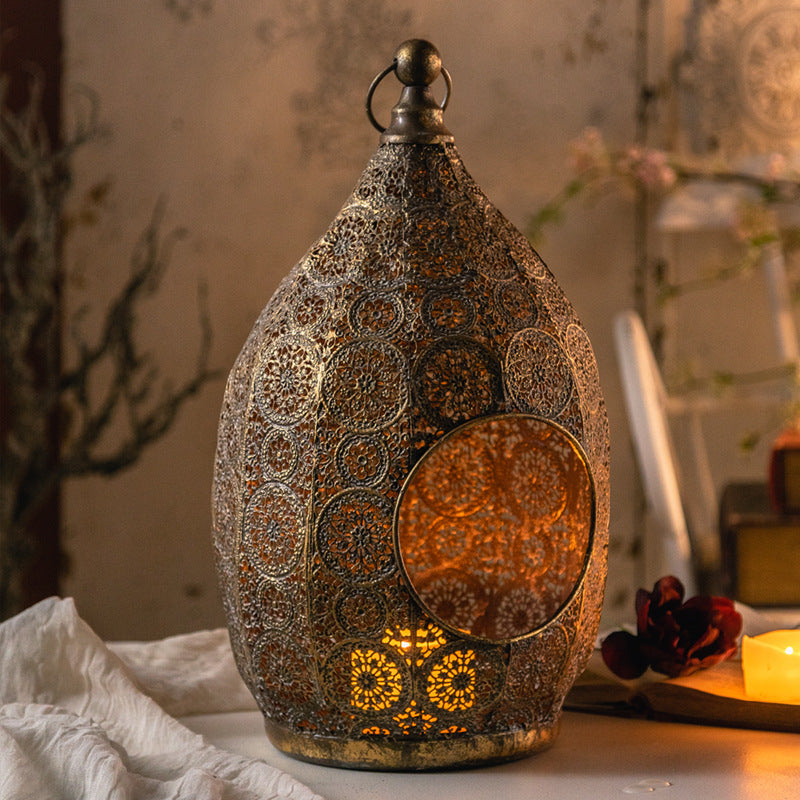 Candelabro Bohemien in Ferro Intagliato Cavo